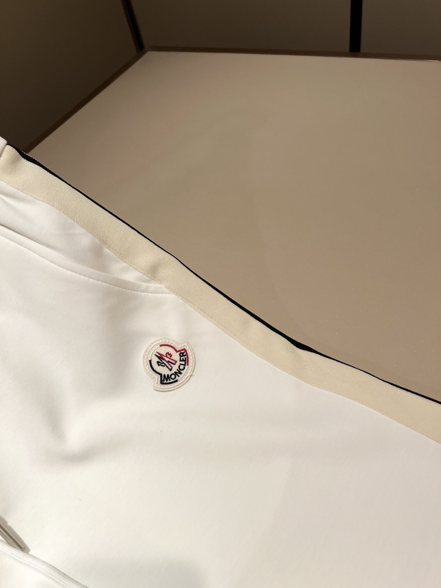 Moncler蒙家 2026春夏最新男女同款👫贸易订单休闲套装,全品相!!网红款!采用logo图案徽章设计!上身舒适透气 Moncler蒙家 2026春夏最新男女同款👫贸易订单休闲套装,全品相!!网红款!采用logo图案徽章设计!上身舒适透气
