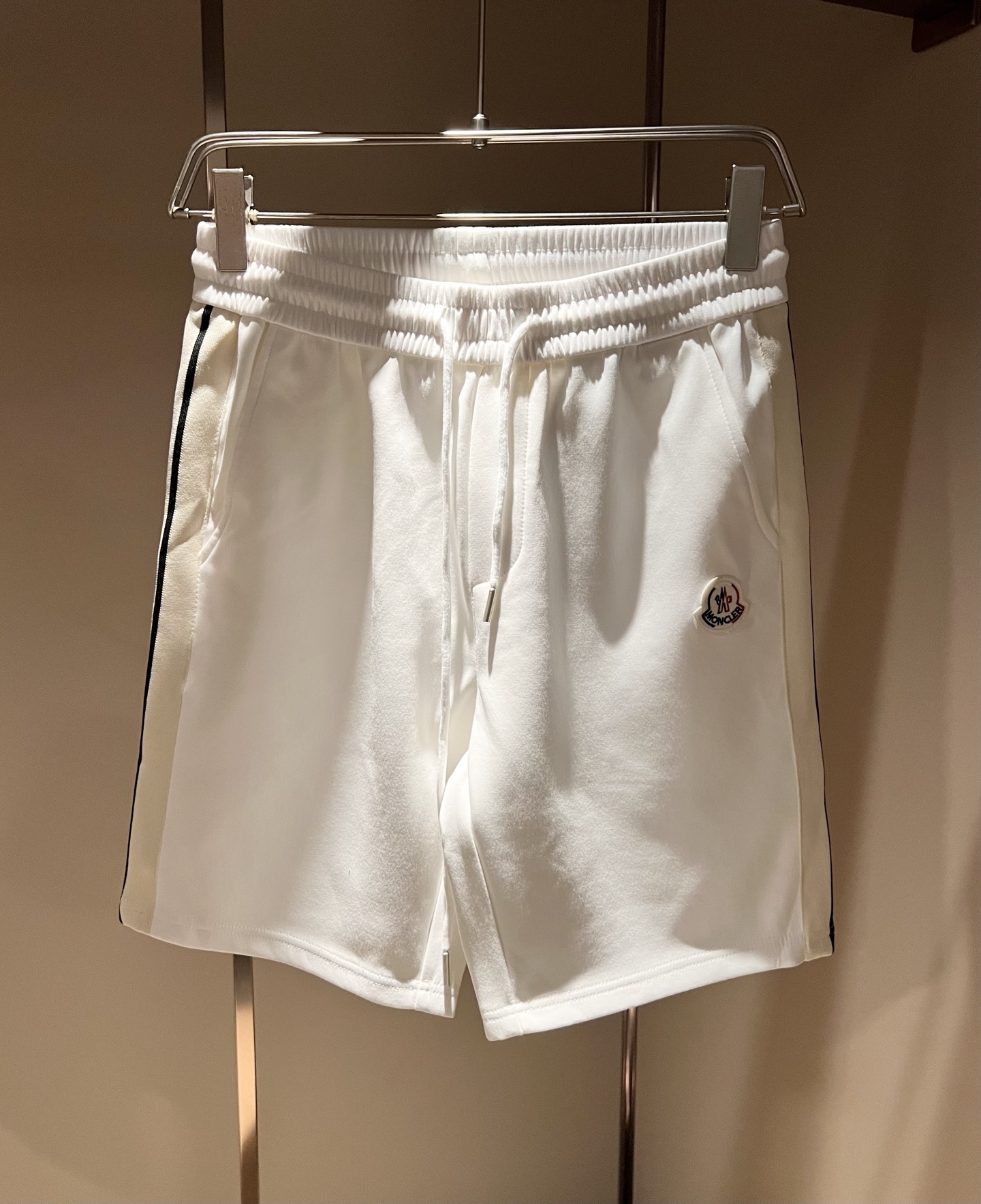 Moncler蒙家 2026春夏最新男女同款👫贸易订单休闲套装,全品相!!网红款!采用logo图案徽章设计!上身舒适透气 Moncler蒙家 2026春夏最新男女同款👫贸易订单休闲套装,全品相!!网红款!采用logo图案徽章设计!上身舒适透气
