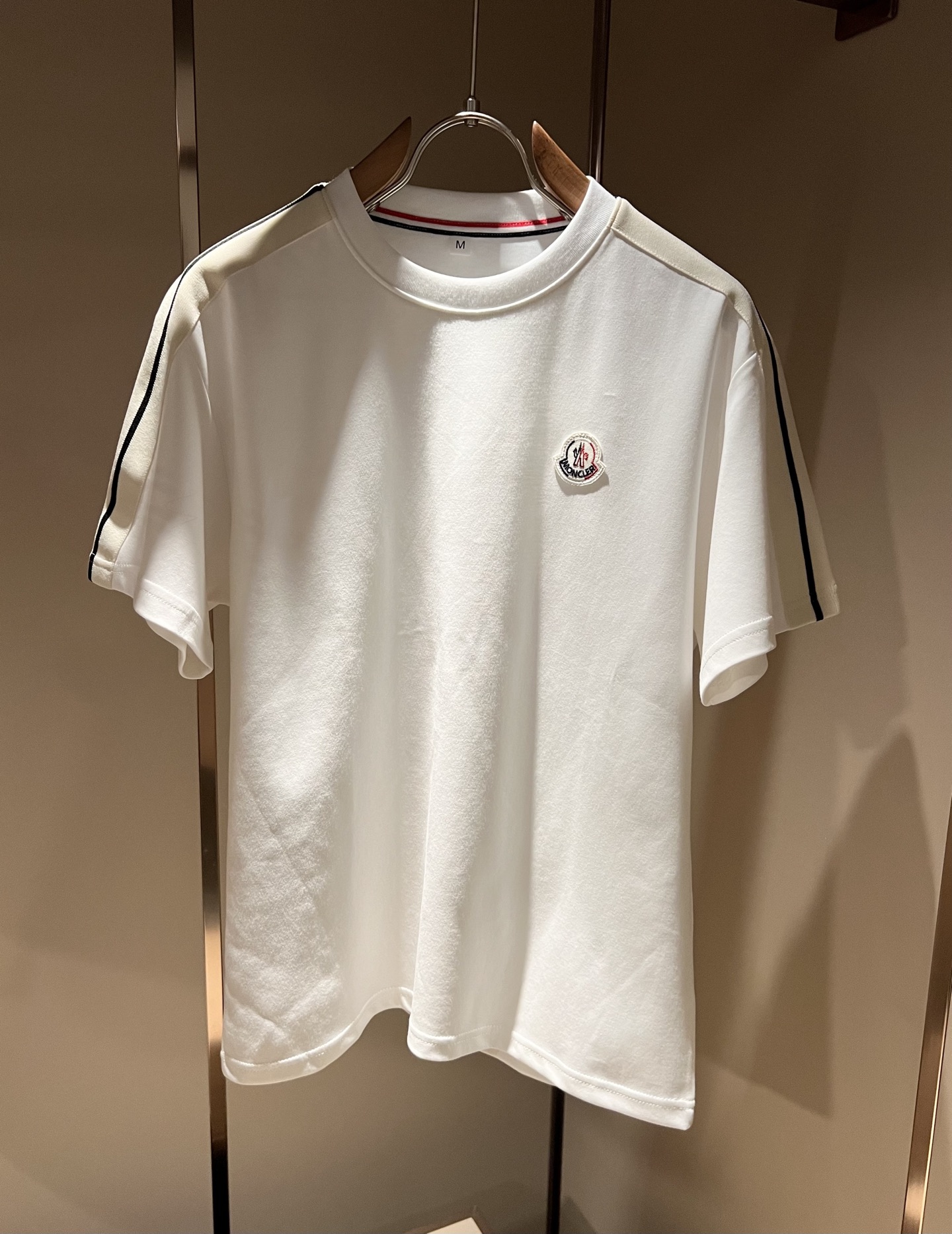 Moncler蒙家 2026春夏最新男女同款👫贸易订单休闲套装,全品相!!网红款!采用logo图案徽章设计!上身舒适透气 Moncler蒙家 2026春夏最新男女同款👫贸易订单休闲套装,全品相!!网红款!采用logo图案徽章设计!上身舒适透气