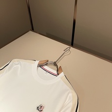 Moncler蒙家 2026春夏最新男女同款👫贸易订单休闲套装,全品相!!网红款!采用logo图案徽章设计!上身舒适透气 Moncler蒙家 2026春夏最新男女同款👫贸易订单休闲套装,全品相!!网红款!采用logo图案徽章设计!上身舒适透气