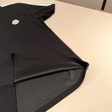 Moncler蒙家 2026春夏最新男女同款👫贸易订单休闲套装,全品相!!网红款!采用logo图案徽章设计!上身舒适透气 Moncler蒙家 2026春夏最新男女同款👫贸易订单休闲套装,全品相!!网红款!采用logo图案徽章设计!上身舒适透气