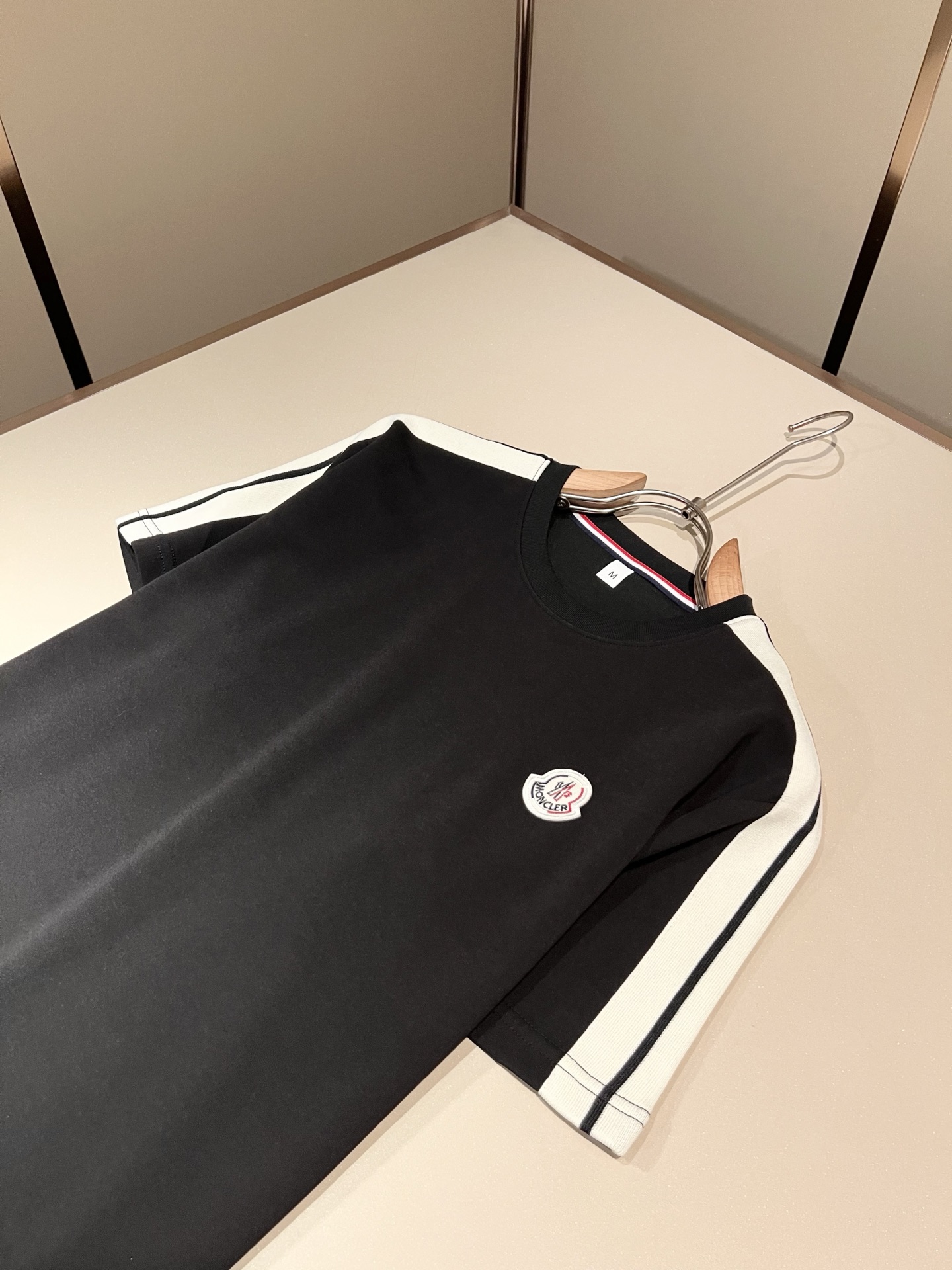 Moncler蒙家 2026春夏最新男女同款👫贸易订单休闲套装,全品相!!网红款!采用logo图案徽章设计!上身舒适透气 Moncler蒙家 2026春夏最新男女同款👫贸易订单休闲套装,全品相!!网红款!采用logo图案徽章设计!上身舒适透气