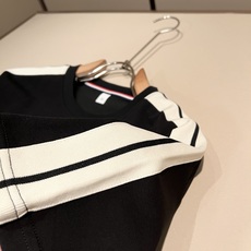 Moncler蒙家 2026春夏最新男女同款👫贸易订单休闲套装,全品相!!网红款!采用logo图案徽章设计!上身舒适透气 Moncler蒙家 2026春夏最新男女同款👫贸易订单休闲套装,全品相!!网红款!采用logo图案徽章设计!上身舒适透气