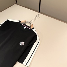 Moncler蒙家 2026春夏最新男女同款👫贸易订单休闲套装,全品相!!网红款!采用logo图案徽章设计!上身舒适透气 Moncler蒙家 2026春夏最新男女同款👫贸易订单休闲套装,全品相!!网红款!采用logo图案徽章设计!上身舒适透气