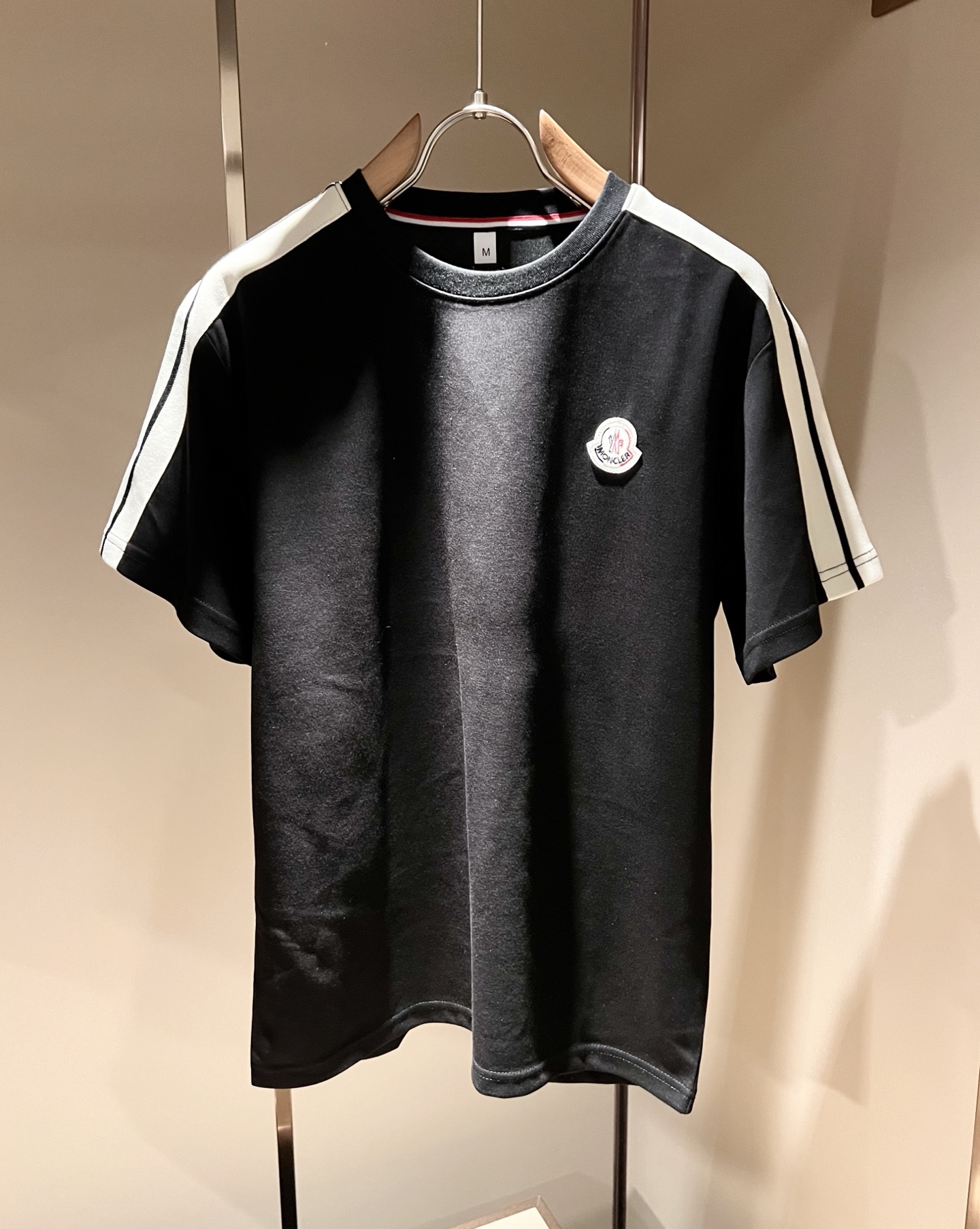 Moncler蒙家 2026春夏最新男女同款👫贸易订单休闲套装,全品相!!网红款!采用logo图案徽章设计!上身舒适透气 Moncler蒙家 2026春夏最新男女同款👫贸易订单休闲套装,全品相!!网红款!采用logo图案徽章设计!上身舒适透气