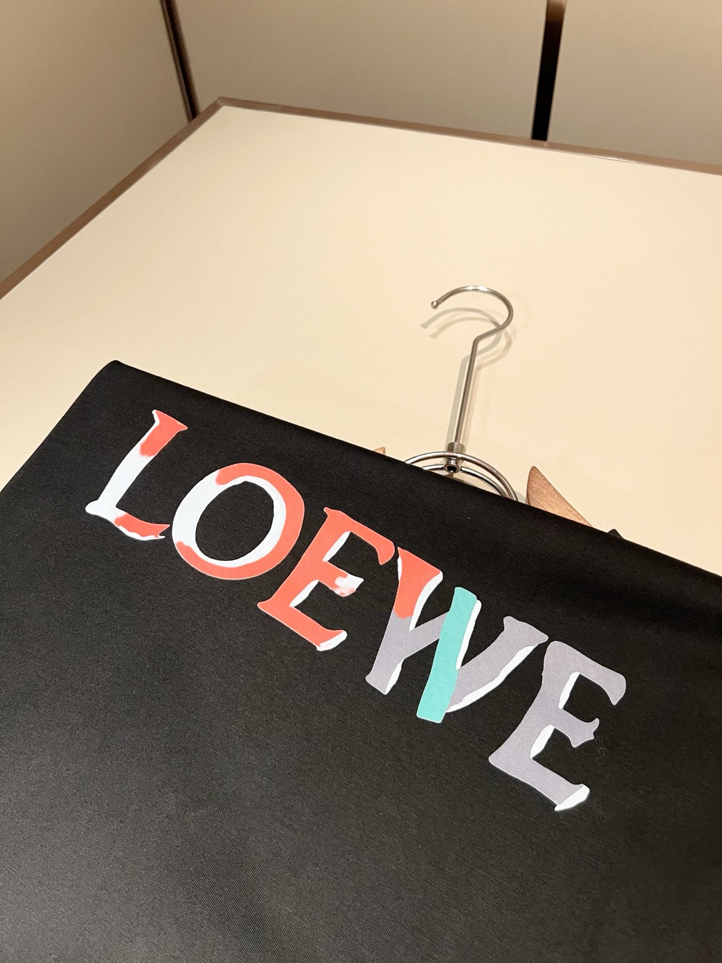 LOE*WE罗*威 2026春夏新款男女同款👫短袖T恤,意大利原厂订单渠道,极具个性高级风,标志logo图案印花工艺设计 LOE*WE罗*威 2026春夏新款男女同款👫短袖T恤,意大利原厂订单渠道,极具个性高级风,标志logo图案印花工艺设计