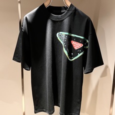 PRAD*A普*达2026春夏新款男女同款👫短袖T恤,最新款全网独家首上!!~既经典有时尚百搭,谁不爱啊,将经典再次展现 PRAD*A普*达2026春夏新款男女同款👫短袖T恤,最新款全网独家首上!!~既经典有时尚百搭,谁不爱啊,将经典再次展现