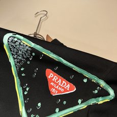 PRAD*A普*达2026春夏新款男女同款👫短袖T恤,最新款全网独家首上!!~既经典有时尚百搭,谁不爱啊,将经典再次展现 PRAD*A普*达2026春夏新款男女同款👫短袖T恤,最新款全网独家首上!!~既经典有时尚百搭,谁不爱啊,将经典再次展现