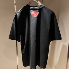 PRAD*A普*达2026春夏新款男女同款👫短袖T恤,最新款全网独家首上!!~既经典有时尚百搭,谁不爱啊,将经典再次展现 PRAD*A普*达2026春夏新款男女同款👫短袖T恤,最新款全网独家首上!!~既经典有时尚百搭,谁不爱啊,将经典再次展现