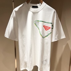 PRAD*A普*达2026春夏新款男女同款👫短袖T恤,最新款全网独家首上!!~既经典有时尚百搭,谁不爱啊,将经典再次展现 PRAD*A普*达2026春夏新款男女同款👫短袖T恤,最新款全网独家首上!!~既经典有时尚百搭,谁不爱啊,将经典再次展现