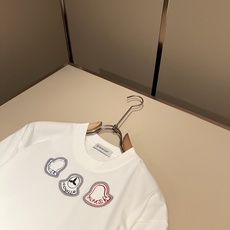 Moncler蒙家 2026春夏最新男女同款👫贸易订单短袖T恤,全品相!!网红款!采用logo图案印花设计!上身舒适透气 Moncler蒙家 2026春夏最新男女同款👫贸易订单短袖T恤,全品相!!网红款!采用logo图案印花设计!上身舒适透气
