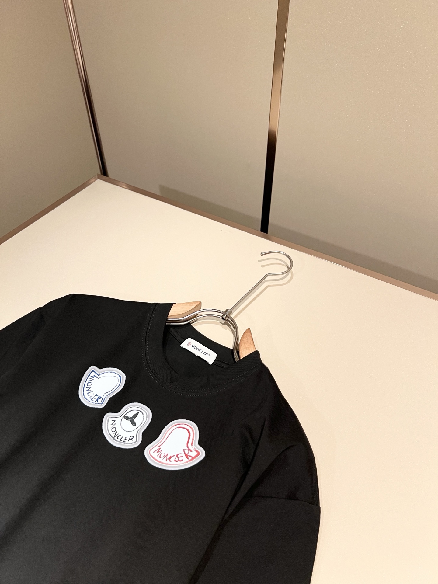 Moncler蒙家 2026春夏最新男女同款👫贸易订单短袖T恤,全品相!!网红款!采用logo图案印花设计!上身舒适透气 Moncler蒙家 2026春夏最新男女同款👫贸易订单短袖T恤,全品相!!网红款!采用logo图案印花设计!上身舒适透气