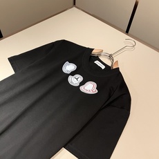 Moncler蒙家 2026春夏最新男女同款👫贸易订单短袖T恤,全品相!!网红款!采用logo图案印花设计!上身舒适透气 Moncler蒙家 2026春夏最新男女同款👫贸易订单短袖T恤,全品相!!网红款!采用logo图案印花设计!上身舒适透气