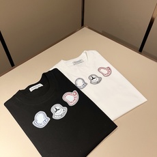 Moncler蒙家 2026春夏最新男女同款👫贸易订单短袖T恤,全品相!!网红款!采用logo图案印花设计!上身舒适透气 Moncler蒙家 2026春夏最新男女同款👫贸易订单短袖T恤,全品相!!网红款!采用logo图案印花设计!上身舒适透气