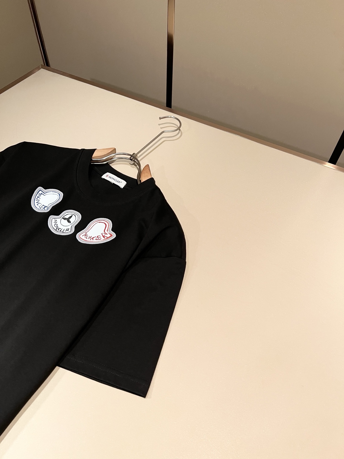 Moncler蒙家 2026春夏最新男女同款👫贸易订单短袖T恤,全品相!!网红款!采用logo图案印花设计!上身舒适透气 Moncler蒙家 2026春夏最新男女同款👫贸易订单短袖T恤,全品相!!网红款!采用logo图案印花设计!上身舒适透气
