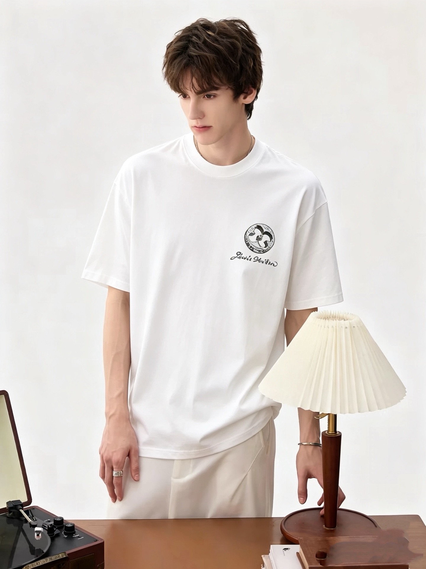 LouisVuitt*路易*登 2026春夏全新系列单品上线，非常时髦前卫的一款男女同款短袖T恤，标识logo图案印花修