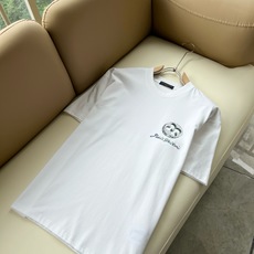 LouisVuitt*路易*登 2026春夏全新系列单品上线,非常时髦前卫的一款男女同款短袖T恤,标识logo图案印花修 LouisVuitt*路易*登 2026春夏全新系列单品上线,非常时髦前卫的一款男女同款短袖T恤,标识logo图案印花修