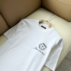 LouisVuitt*路易*登 2026春夏全新系列单品上线,非常时髦前卫的一款男女同款短袖T恤,标识logo图案印花修 LouisVuitt*路易*登 2026春夏全新系列单品上线,非常时髦前卫的一款男女同款短袖T恤,标识logo图案印花修