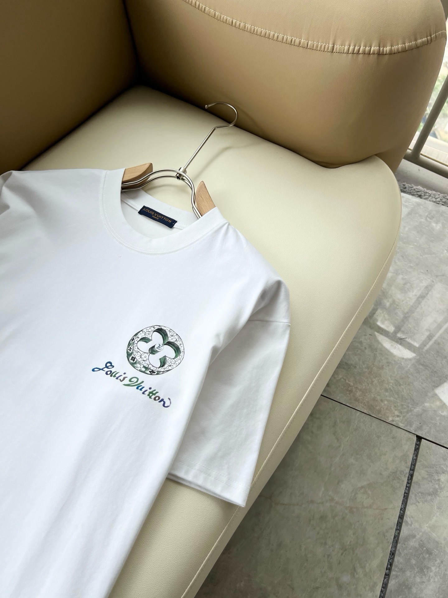 LouisVuitt*路易*登 2026春夏全新系列单品上线,非常时髦前卫的一款男女同款短袖T恤,标识logo图案印花修 LouisVuitt*路易*登 2026春夏全新系列单品上线,非常时髦前卫的一款男女同款短袖T恤,标识logo图案印花修