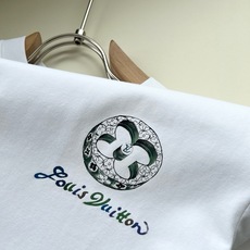 LouisVuitt*路易*登 2026春夏全新系列单品上线,非常时髦前卫的一款男女同款短袖T恤,标识logo图案印花修 LouisVuitt*路易*登 2026春夏全新系列单品上线,非常时髦前卫的一款男女同款短袖T恤,标识logo图案印花修