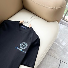 LouisVuitt*路易*登 2026春夏全新系列单品上线,非常时髦前卫的一款男女同款短袖T恤,标识logo图案印花修 LouisVuitt*路易*登 2026春夏全新系列单品上线,非常时髦前卫的一款男女同款短袖T恤,标识logo图案印花修