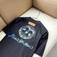 LouisVuitt*路易*登 2026春夏全新系列单品上线,非常时髦前卫的一款男女同款短袖T恤,标识logo图案印花修 LouisVuitt*路易*登 2026春夏全新系列单品上线,非常时髦前卫的一款男女同款短袖T恤,标识logo图案印花修
