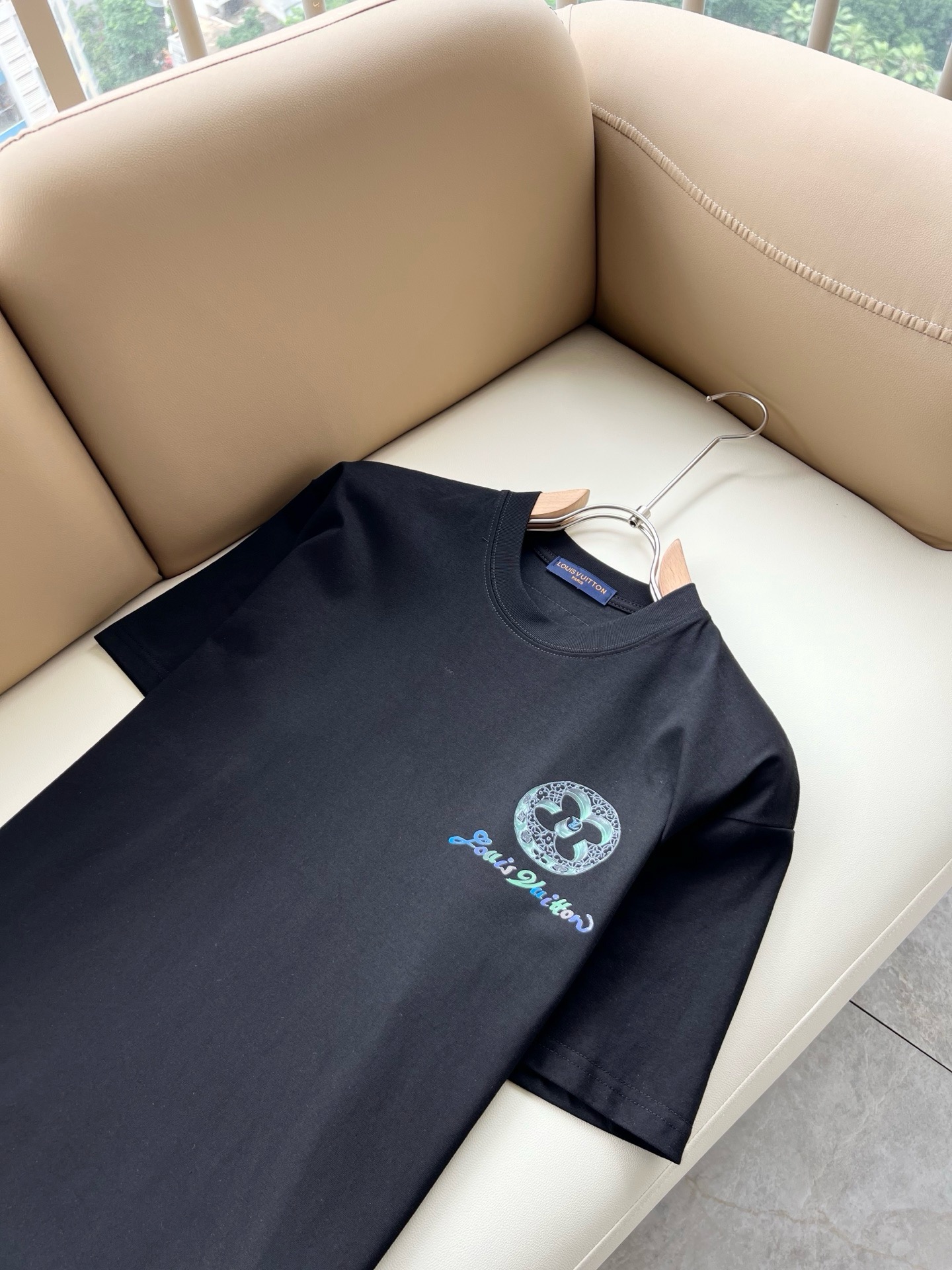 LouisVuitt*路易*登 2026春夏全新系列单品上线,非常时髦前卫的一款男女同款短袖T恤,标识logo图案印花修 LouisVuitt*路易*登 2026春夏全新系列单品上线,非常时髦前卫的一款男女同款短袖T恤,标识logo图案印花修