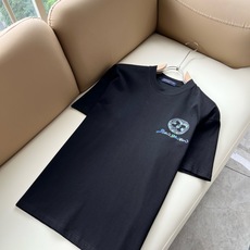 LouisVuitt*路易*登 2026春夏全新系列单品上线,非常时髦前卫的一款男女同款短袖T恤,标识logo图案印花修 LouisVuitt*路易*登 2026春夏全新系列单品上线,非常时髦前卫的一款男女同款短袖T恤,标识logo图案印花修