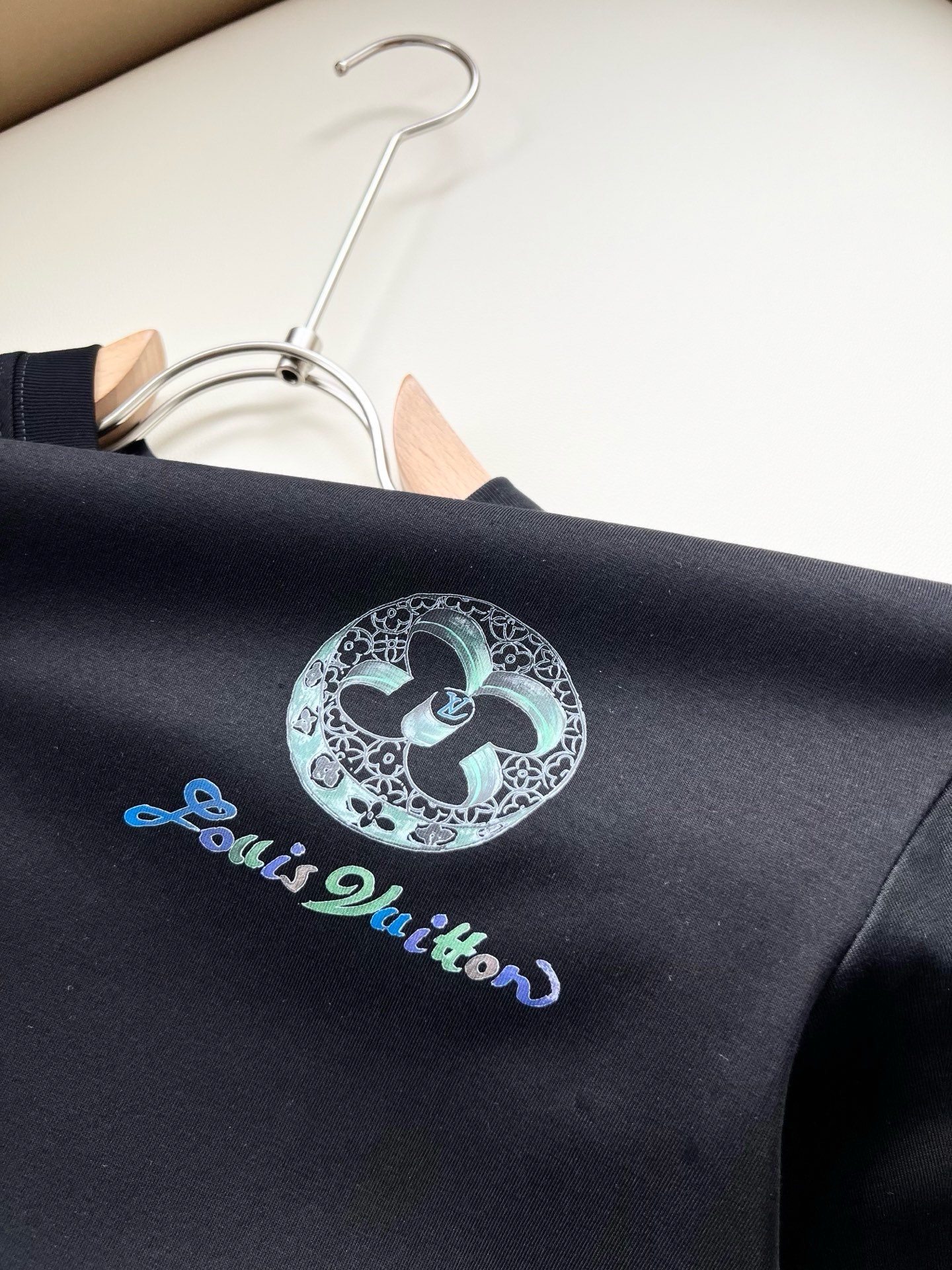 LouisVuitt*路易*登 2026春夏全新系列单品上线,非常时髦前卫的一款男女同款短袖T恤,标识logo图案印花修 LouisVuitt*路易*登 2026春夏全新系列单品上线,非常时髦前卫的一款男女同款短袖T恤,标识logo图案印花修