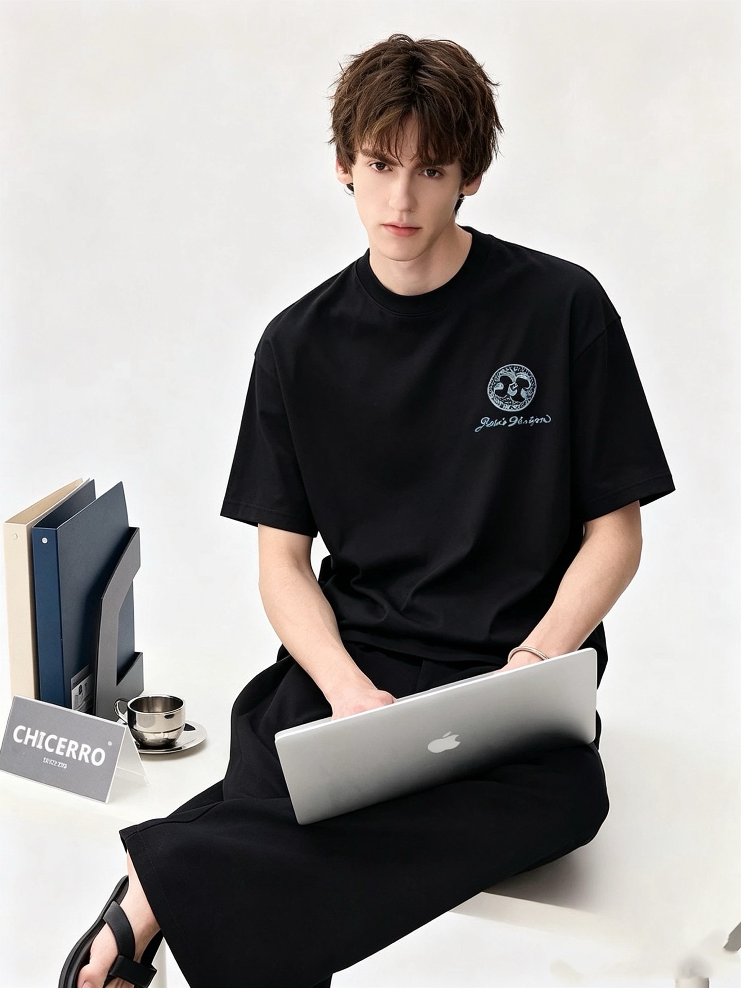 LouisVuitt*路易*登 2026春夏全新系列单品上线，非常时髦前卫的一款男女同款短袖T恤，标识logo图案印花修