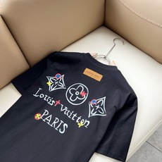 LouisVuitt*路易*登 2026春夏全新系列单品上线,非常时髦前卫的一款男女同款短袖T恤,标识logo图案印花修 LouisVuitt*路易*登 2026春夏全新系列单品上线,非常时髦前卫的一款男女同款短袖T恤,标识logo图案印花修