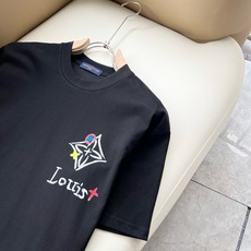 LouisVuitt*路易*登 2026春夏全新系列单品上线,非常时髦前卫的一款男女同款短袖T恤,标识logo图案印花修 LouisVuitt*路易*登 2026春夏全新系列单品上线,非常时髦前卫的一款男女同款短袖T恤,标识logo图案印花修