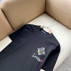 LouisVuitt*路易*登 2026春夏全新系列单品上线,非常时髦前卫的一款男女同款短袖T恤,标识logo图案印花修 LouisVuitt*路易*登 2026春夏全新系列单品上线,非常时髦前卫的一款男女同款短袖T恤,标识logo图案印花修