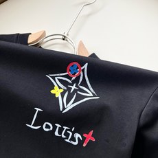 LouisVuitt*路易*登 2026春夏全新系列单品上线,非常时髦前卫的一款男女同款短袖T恤,标识logo图案印花修 LouisVuitt*路易*登 2026春夏全新系列单品上线,非常时髦前卫的一款男女同款短袖T恤,标识logo图案印花修