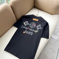 LouisVuitt*路易*登 2026春夏全新系列单品上线,非常时髦前卫的一款男女同款短袖T恤,标识logo图案印花修 LouisVuitt*路易*登 2026春夏全新系列单品上线,非常时髦前卫的一款男女同款短袖T恤,标识logo图案印花修