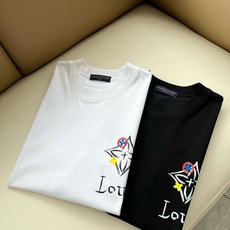 LouisVuitt*路易*登 2026春夏全新系列单品上线,非常时髦前卫的一款男女同款短袖T恤,标识logo图案印花修 LouisVuitt*路易*登 2026春夏全新系列单品上线,非常时髦前卫的一款男女同款短袖T恤,标识logo图案印花修