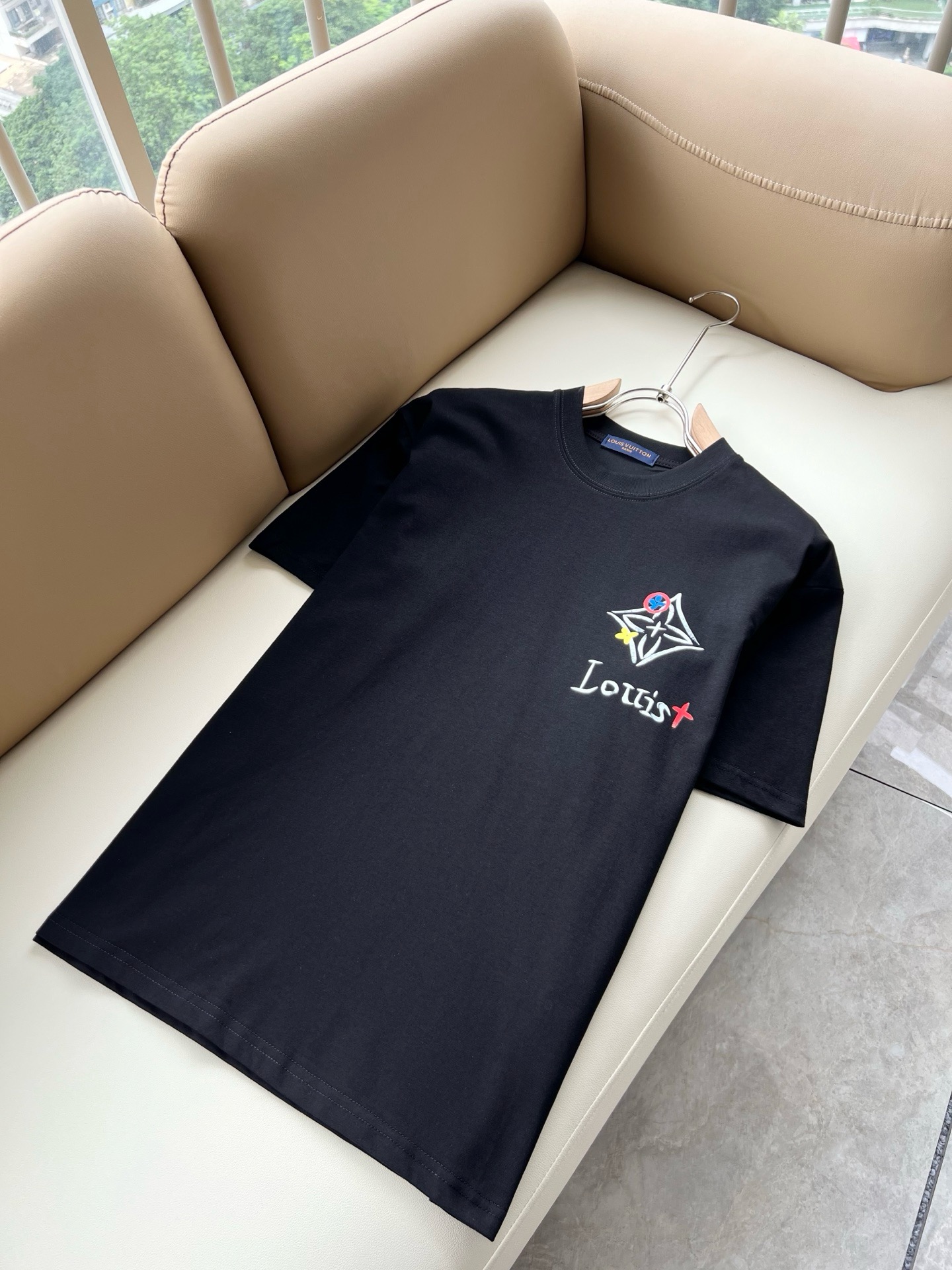 LouisVuitt*路易*登 2026春夏全新系列单品上线,非常时髦前卫的一款男女同款短袖T恤,标识logo图案印花修 LouisVuitt*路易*登 2026春夏全新系列单品上线,非常时髦前卫的一款男女同款短袖T恤,标识logo图案印花修