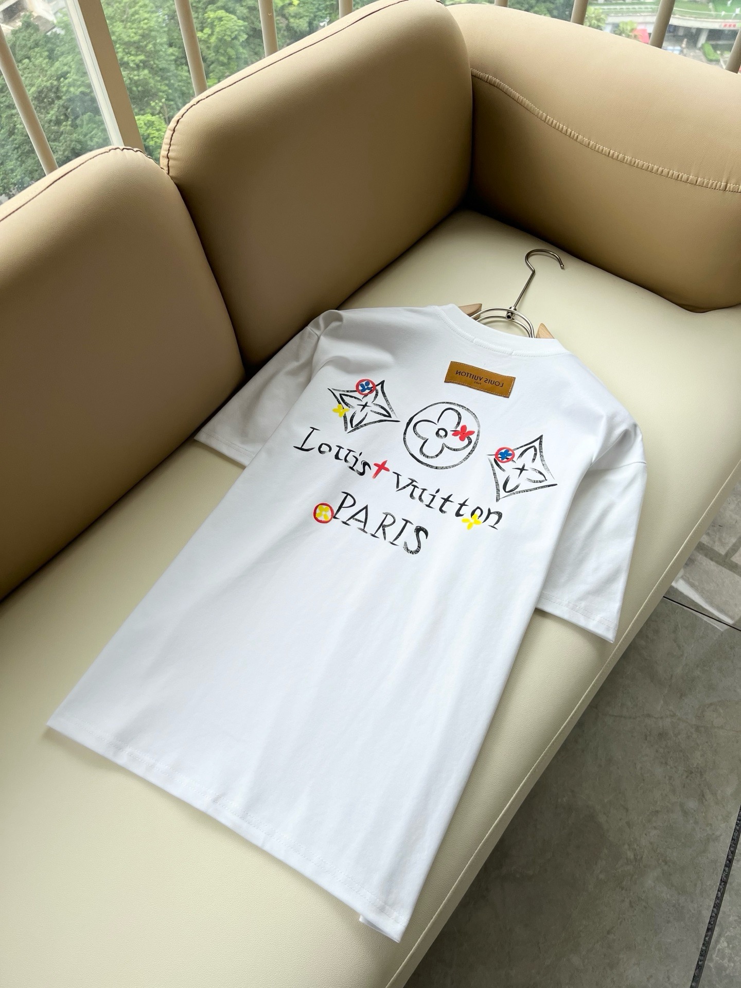 LouisVuitt*路易*登 2026春夏全新系列单品上线,非常时髦前卫的一款男女同款短袖T恤,标识logo图案印花修 LouisVuitt*路易*登 2026春夏全新系列单品上线,非常时髦前卫的一款男女同款短袖T恤,标识logo图案印花修