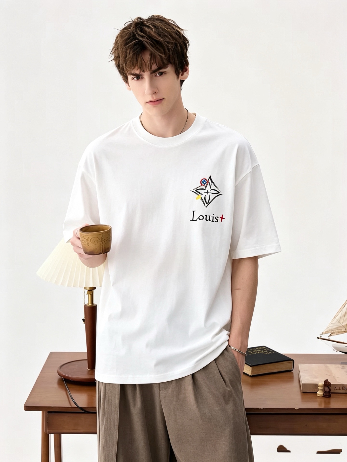 LouisVuitt*路易*登 2026春夏全新系列单品上线，非常时髦前卫的一款男女同款短袖T恤，标识logo图案印花修