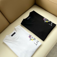 LouisVuitt*路易*登 2026春夏全新系列单品上线,非常时髦前卫的一款男女同款短袖T恤,标识logo图案印花修 LouisVuitt*路易*登 2026春夏全新系列单品上线,非常时髦前卫的一款男女同款短袖T恤,标识logo图案印花修
