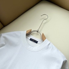 LouisVuitt*路易*登 2026春夏全新系列单品上线,非常时髦前卫的一款男女同款短袖T恤,标识logo图案印花修 LouisVuitt*路易*登 2026春夏全新系列单品上线,非常时髦前卫的一款男女同款短袖T恤,标识logo图案印花修