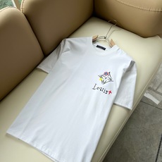 LouisVuitt*路易*登 2026春夏全新系列单品上线,非常时髦前卫的一款男女同款短袖T恤,标识logo图案印花修 LouisVuitt*路易*登 2026春夏全新系列单品上线,非常时髦前卫的一款男女同款短袖T恤,标识logo图案印花修