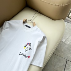 LouisVuitt*路易*登 2026春夏全新系列单品上线,非常时髦前卫的一款男女同款短袖T恤,标识logo图案印花修 LouisVuitt*路易*登 2026春夏全新系列单品上线,非常时髦前卫的一款男女同款短袖T恤,标识logo图案印花修