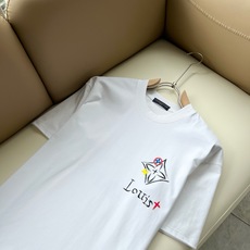 LouisVuitt*路易*登 2026春夏全新系列单品上线,非常时髦前卫的一款男女同款短袖T恤,标识logo图案印花修 LouisVuitt*路易*登 2026春夏全新系列单品上线,非常时髦前卫的一款男女同款短袖T恤,标识logo图案印花修