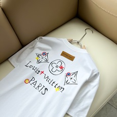LouisVuitt*路易*登 2026春夏全新系列单品上线,非常时髦前卫的一款男女同款短袖T恤,标识logo图案印花修 LouisVuitt*路易*登 2026春夏全新系列单品上线,非常时髦前卫的一款男女同款短袖T恤,标识logo图案印花修