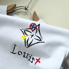 LouisVuitt*路易*登 2026春夏全新系列单品上线,非常时髦前卫的一款男女同款短袖T恤,标识logo图案印花修 LouisVuitt*路易*登 2026春夏全新系列单品上线,非常时髦前卫的一款男女同款短袖T恤,标识logo图案印花修
