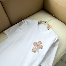 LouisVuitt*路易*登 2026春夏全新系列单品上线,非常时髦前卫的一款男女同款短袖T恤,标识logo图案印花压 LouisVuitt*路易*登 2026春夏全新系列单品上线,非常时髦前卫的一款男女同款短袖T恤,标识logo图案印花压