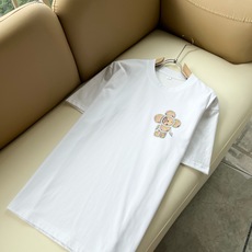 LouisVuitt*路易*登 2026春夏全新系列单品上线,非常时髦前卫的一款男女同款短袖T恤,标识logo图案印花压 LouisVuitt*路易*登 2026春夏全新系列单品上线,非常时髦前卫的一款男女同款短袖T恤,标识logo图案印花压