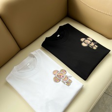 LouisVuitt*路易*登 2026春夏全新系列单品上线,非常时髦前卫的一款男女同款短袖T恤,标识logo图案印花压 LouisVuitt*路易*登 2026春夏全新系列单品上线,非常时髦前卫的一款男女同款短袖T恤,标识logo图案印花压