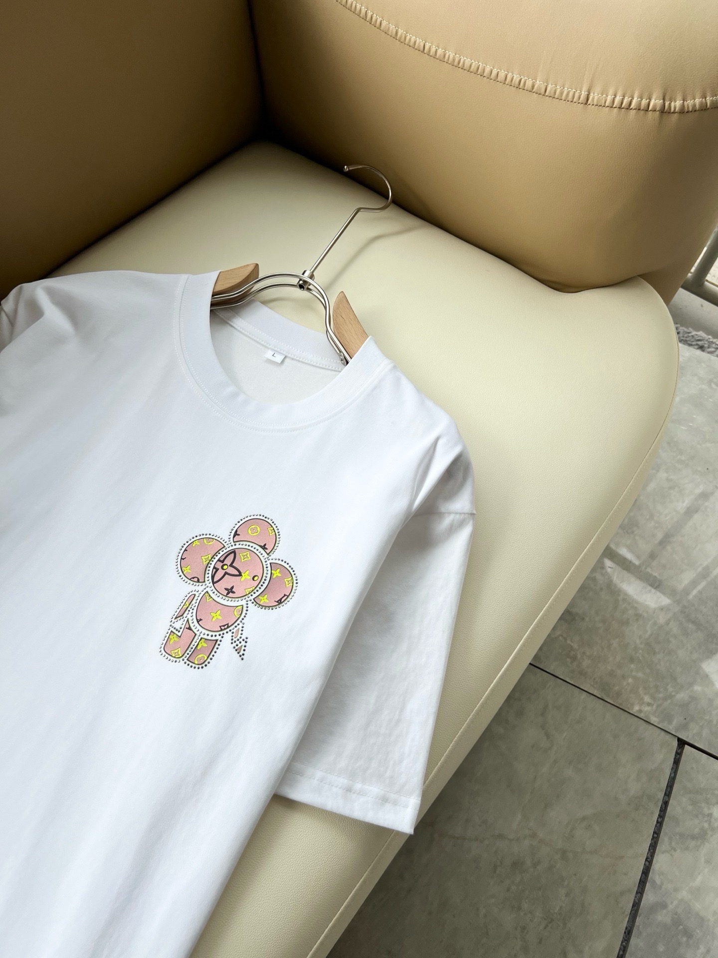LouisVuitt*路易*登 2026春夏全新系列单品上线,非常时髦前卫的一款男女同款短袖T恤,标识logo图案印花压 LouisVuitt*路易*登 2026春夏全新系列单品上线,非常时髦前卫的一款男女同款短袖T恤,标识logo图案印花压